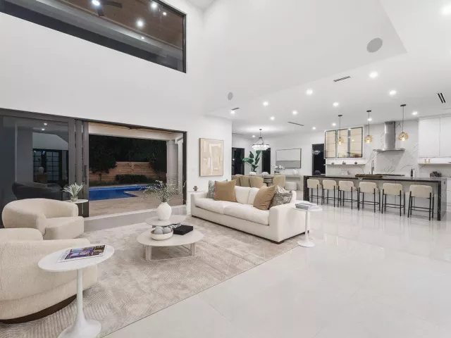 Продажа дома по адресу 451 NW 7th Avenue - фото 9394381