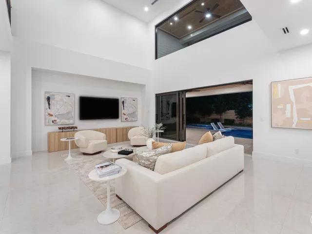 Продажа дома по адресу 451 NW 7th Avenue - фото 9394382