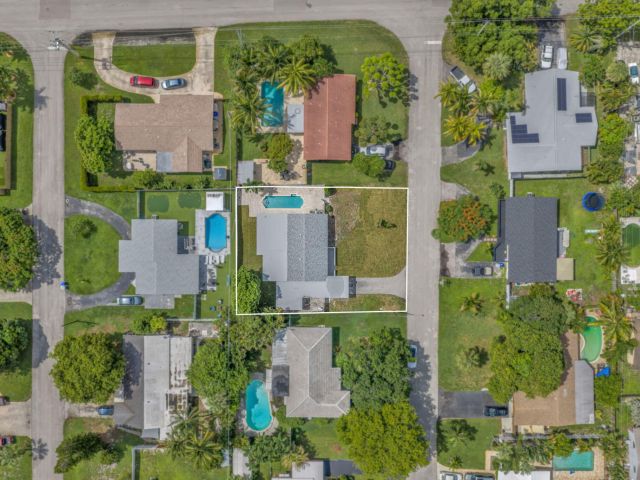 Продажа дома по адресу 850 SW 1ST Terrace - фото 9401918