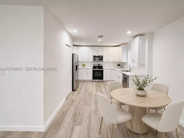 Продажа дома по адресу 529 NW 16th Ave - фото 9440957