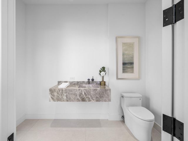 Продажа дома по адресу 521 SE 4TH Avenue - фото 9470828