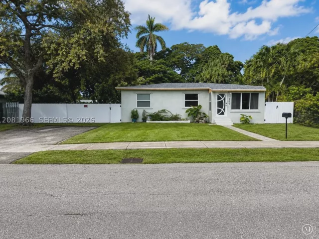 Продажа дома по адресу 204 SW 7th Ave - фото 9464968