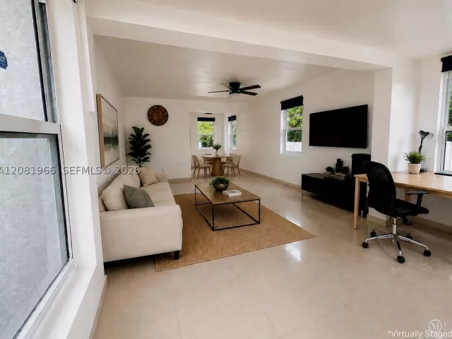 Продажа дома по адресу 204 SW 7th Ave - фото 9464970