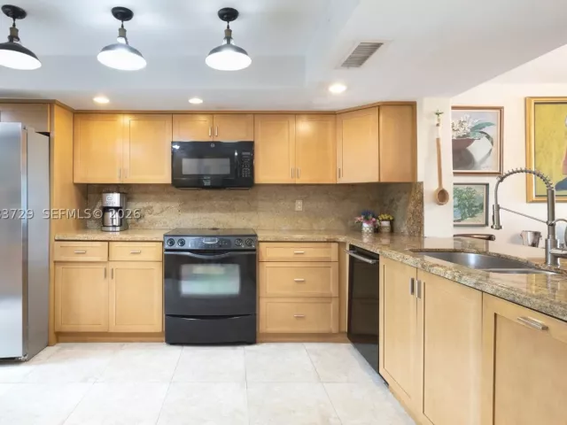 Продажа дома по адресу 4883 SW 71st Pl - фото 9479877