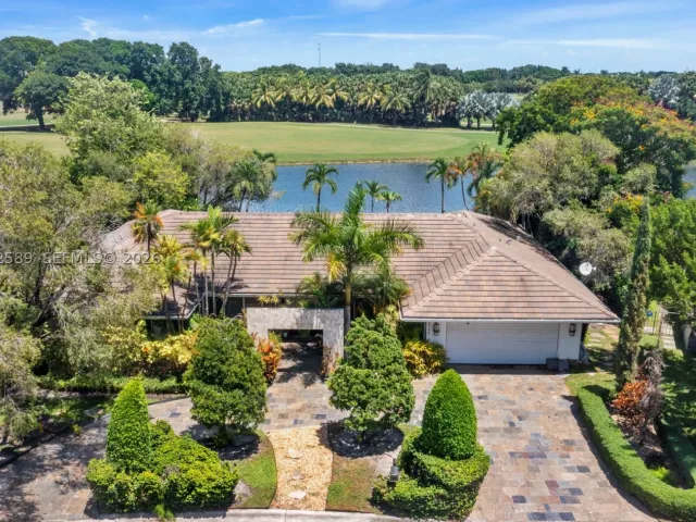 Продажа дома по адресу 9448 NW 54th Doral Cir Ln - фото 9471072