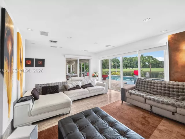 Продажа дома по адресу 9448 NW 54th Doral Cir Ln - фото 9471091