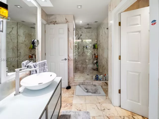 Продажа дома по адресу 9448 NW 54th Doral Cir Ln - фото 9471099