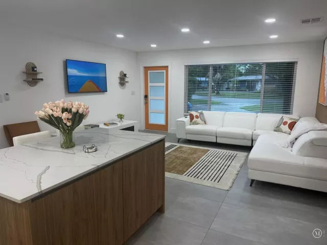 Продажа дома по адресу 317 NW 26TH Court - фото 9479039