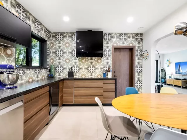Продажа дома по адресу 8818 Carlyle Ave - фото 9461670