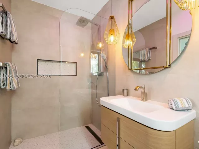 Продажа дома по адресу 8818 Carlyle Ave - фото 9461675