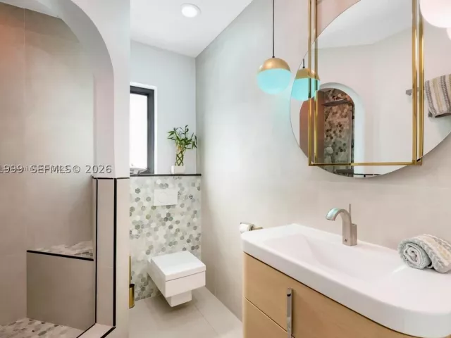 Продажа дома по адресу 8818 Carlyle Ave - фото 9461676