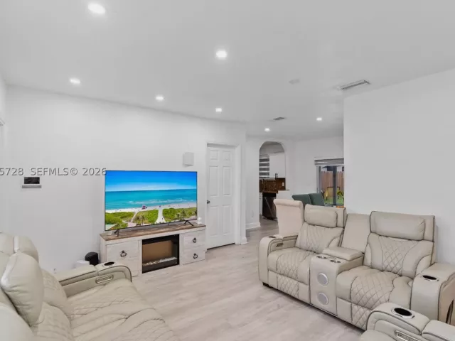 Продажа дома по адресу 19900 SW 114th Ave - фото 9484250
