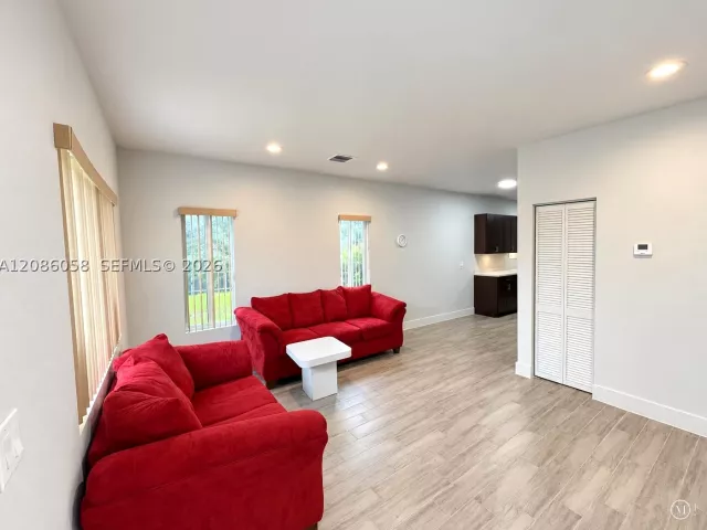 Продажа дома по адресу 4420 NW 30th Ave - фото 9484428