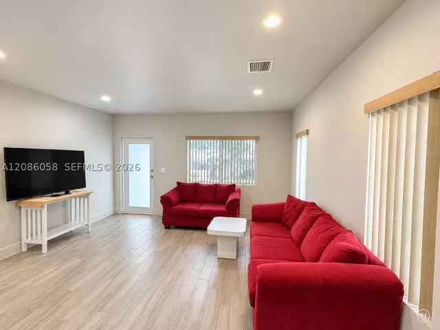 Продажа дома по адресу 4420 NW 30th Ave - фото 9484429