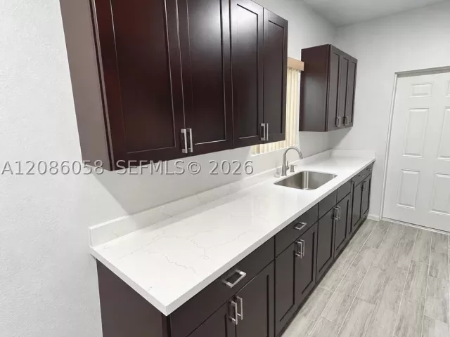 Продажа дома по адресу 4420 NW 30th Ave - фото 9484430